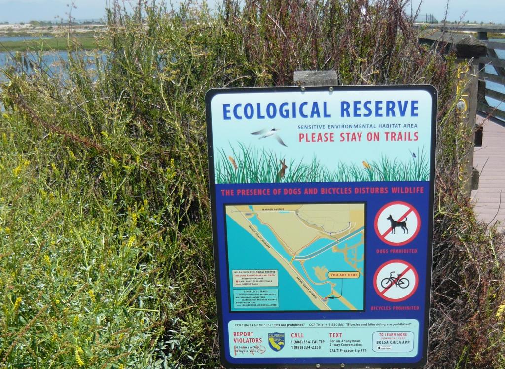 Information for visitors at Bolsa Chica Ecological Reserve in Orange County, an important area for California Least Terns and Western Snowy Plovers. (Photo: Gabriela Ibarguchi)
